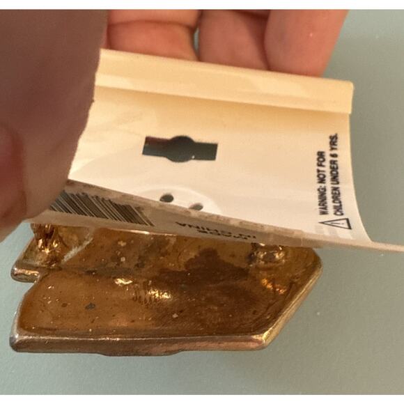 Vintage Christmas Pin Brooch Presents Enamel 1 5/8 Inch - Picture 3 of 4